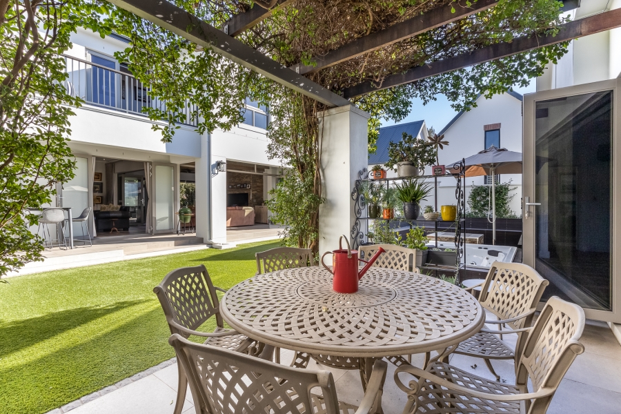 4 Bedroom Property for Sale in Lemoenkloof Western Cape